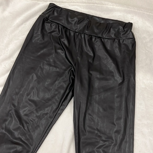 Faux leather leggings - Picture 2 of 3
